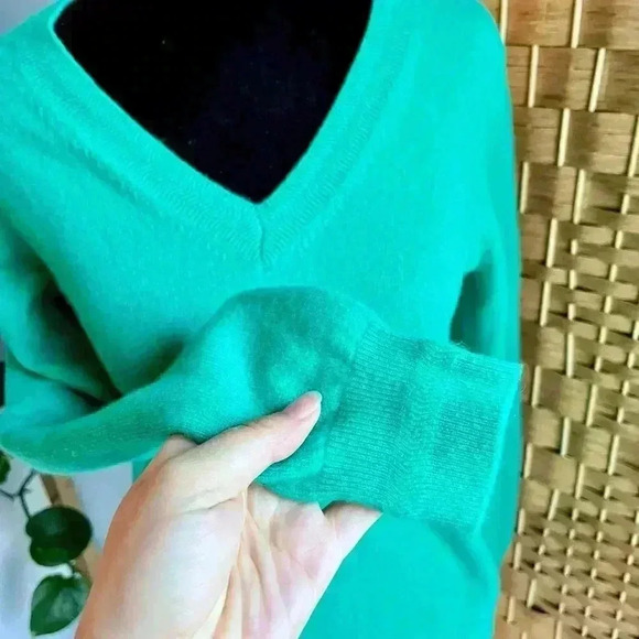 Boden 100% Cashmere V-neck Sweater in Green - Picture 2 of 7